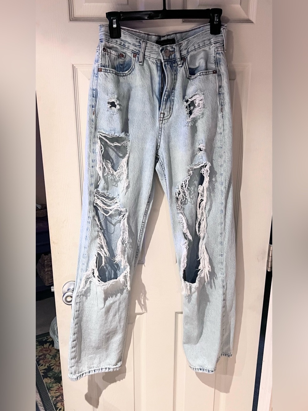 Aeropostale Light Wash Distressed Jeans Size 6